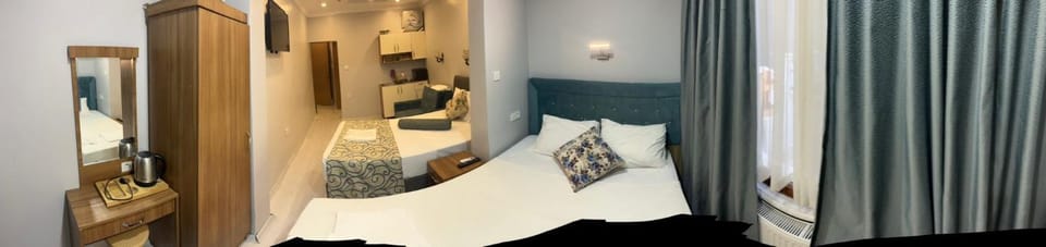 Bed, TV and multimedia, Photo of the whole room, towels, wardrobe