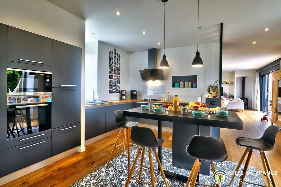 Kitchen or kitchenette, Dining area, oven, stove