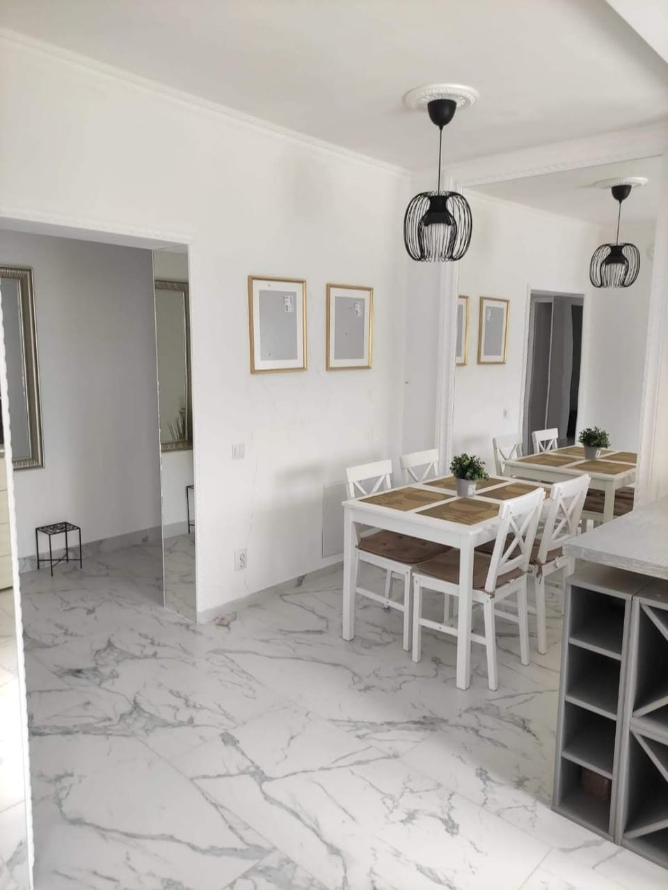 Kitchen or kitchenette, Dining area