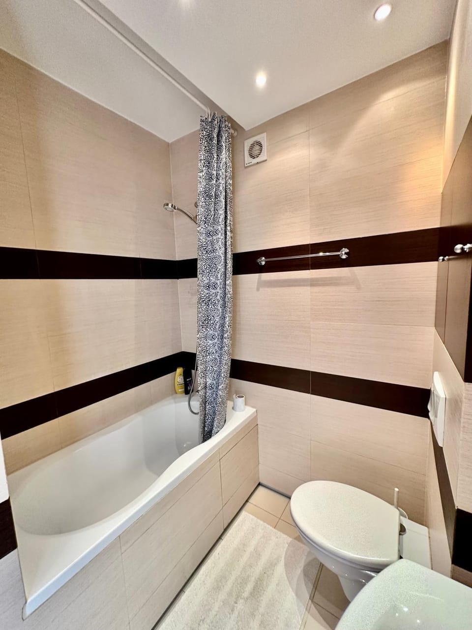 COPERNIC metro WiFi 85'TV Netflix Disney+ HBO Apartment in Warsaw