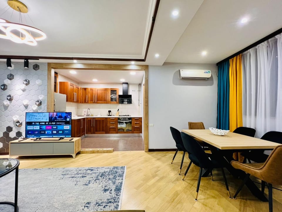 City Center Cozy 3Bedroom Apartment with Unique Design and Hot Tub , 2Bathroom, Middle of Center, By Republic Square Apartment in Yerevan