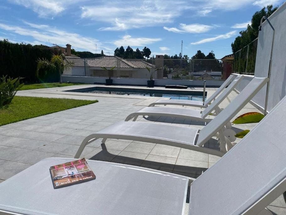 Day, Natural landscape, Pool view, Swimming pool, sunbed