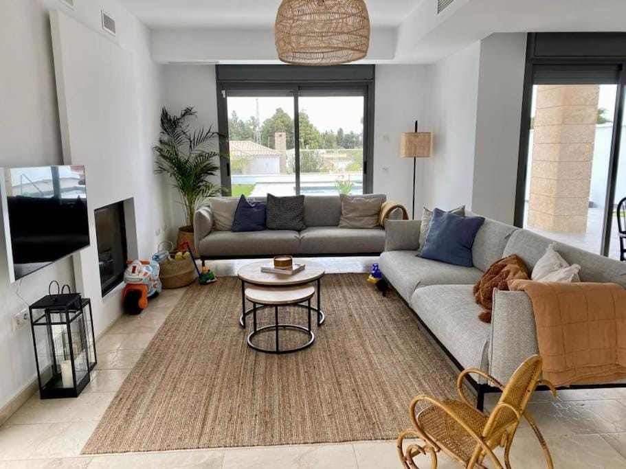 Communal lounge/ TV room, TV and multimedia, Living room, Seating area, Evening entertainment
