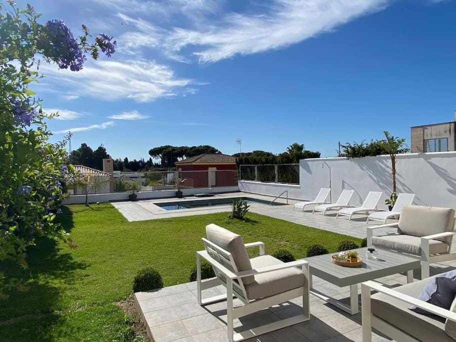 Patio, Spring, Day, Natural landscape, Garden, Living room, Seating area, Garden view, Pool view, Swimming pool, sunbed