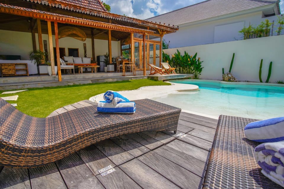 Patio, Day, Natural landscape, Garden, Garden view, Pool view, Swimming pool, sunbed, towels