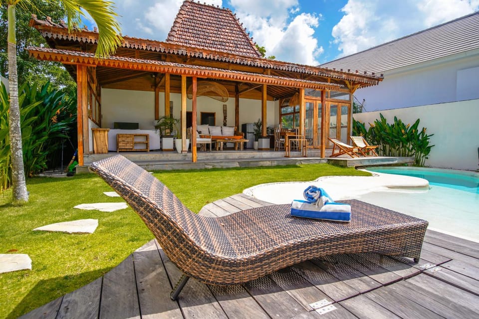 Property building, Patio, Spring, Day, Natural landscape, Garden, Garden view, Pool view, Swimming pool, sunbed