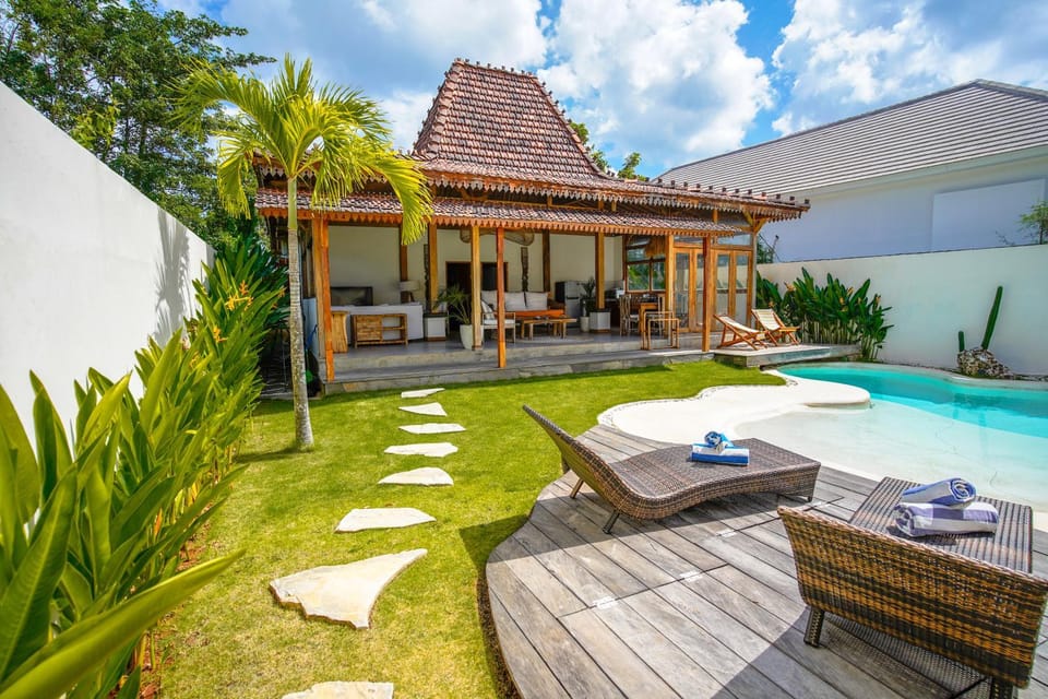 Property building, Patio, Day, Garden, Garden view, Pool view, Swimming pool, sunbed