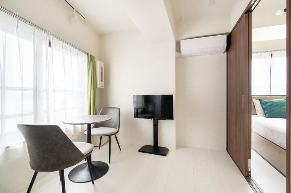 Bed, TV and multimedia, Living room, Seating area