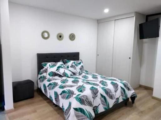 Bed, TV and multimedia, Bedroom
