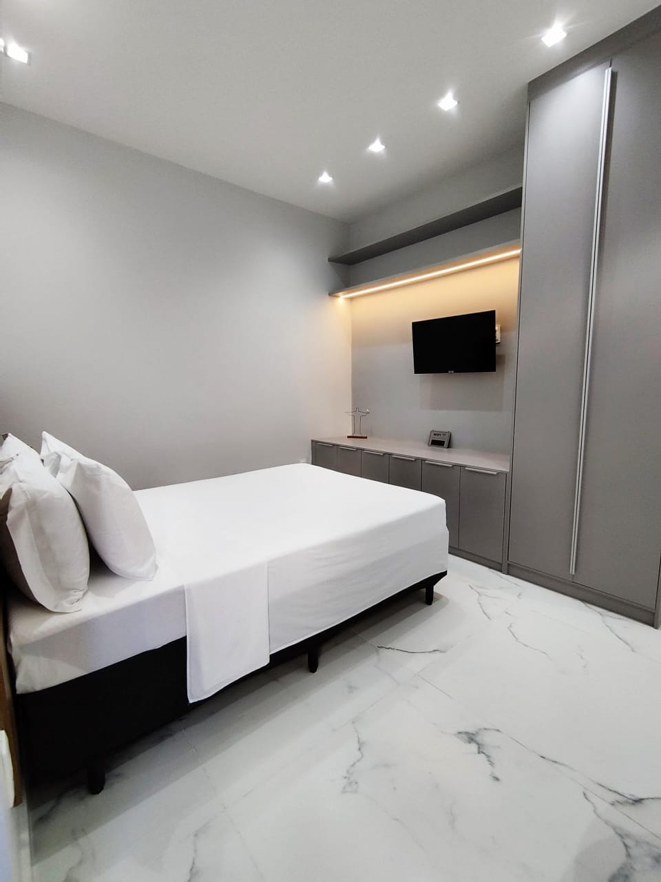 Bed, TV and multimedia, wardrobe