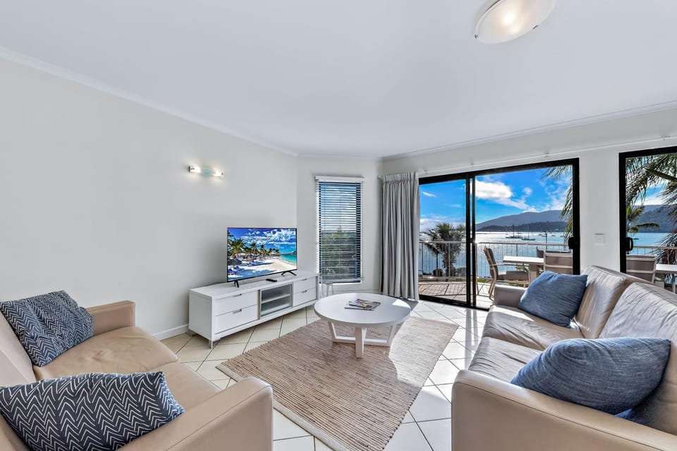Whitsunday Beachfront Apartment on Broadwater Apartment in Airlie Beach