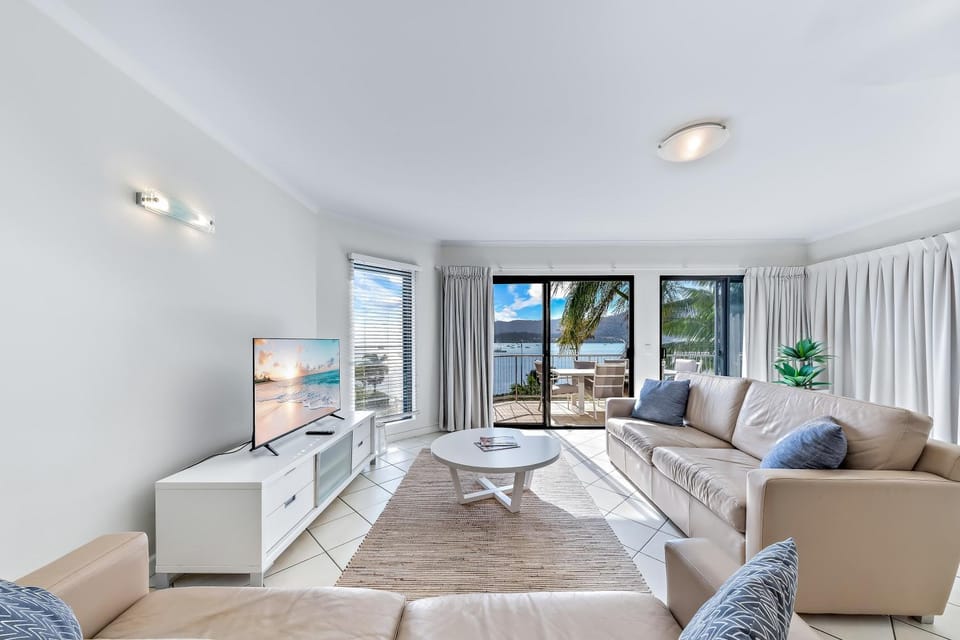 Whitsunday Beachfront Apartment on Broadwater Apartment in Airlie Beach