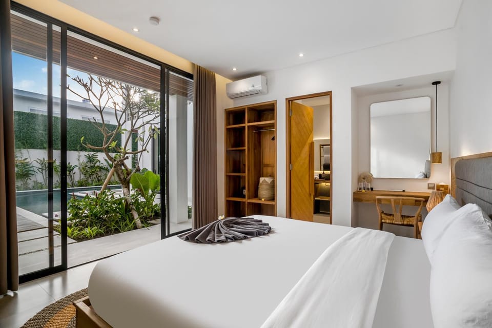 Bed, TV and multimedia, View (from property/room), Bedroom, Pool view, air conditioner