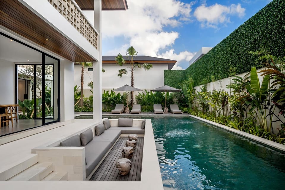 Property building, View (from property/room), Balcony/Terrace, Seating area, Pool view, Swimming pool, sunbed