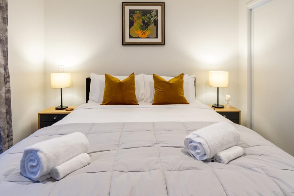 Bed, Photo of the whole room, Bedroom, towels