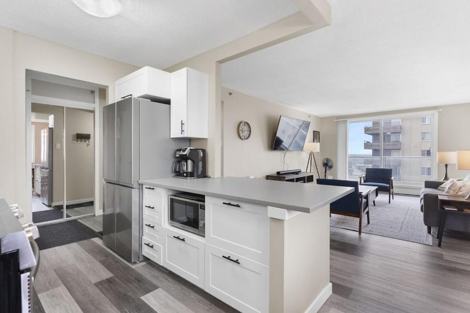Kitchen or kitchenette, minibar