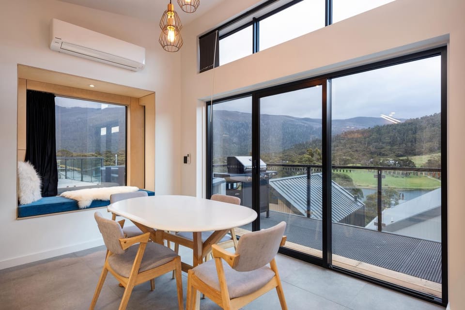 Patio, Natural landscape, Balcony/Terrace, Dining area, Mountain view