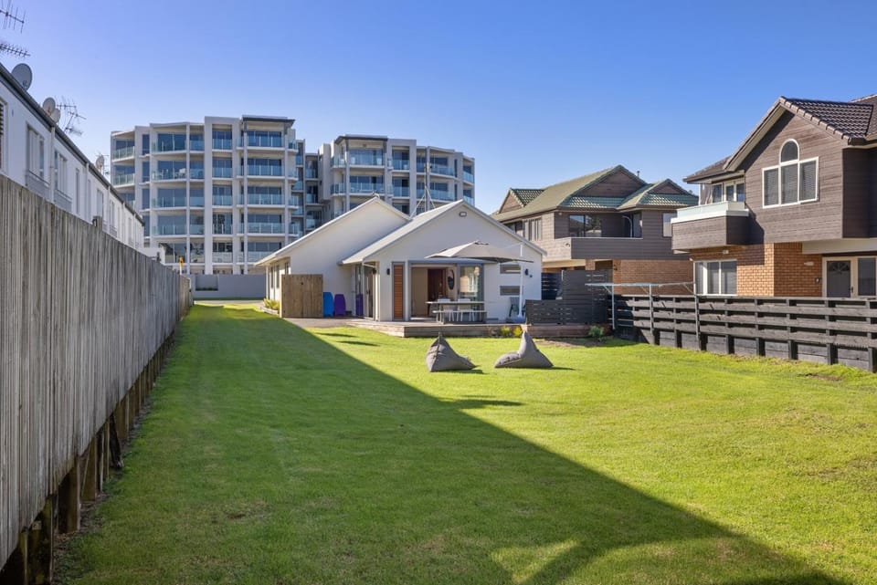 The Iconic Kiwi Bach, Full Site Downtown Mount House in Bay Of Plenty