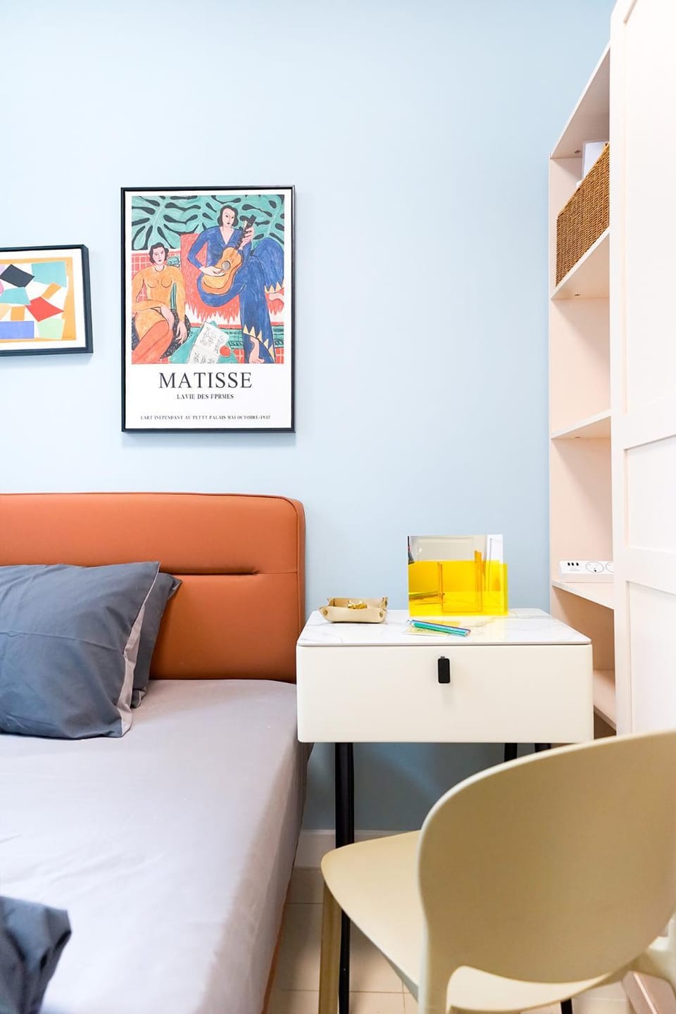 Bed, Living room, Photo of the whole room, Seating area, Bedroom
