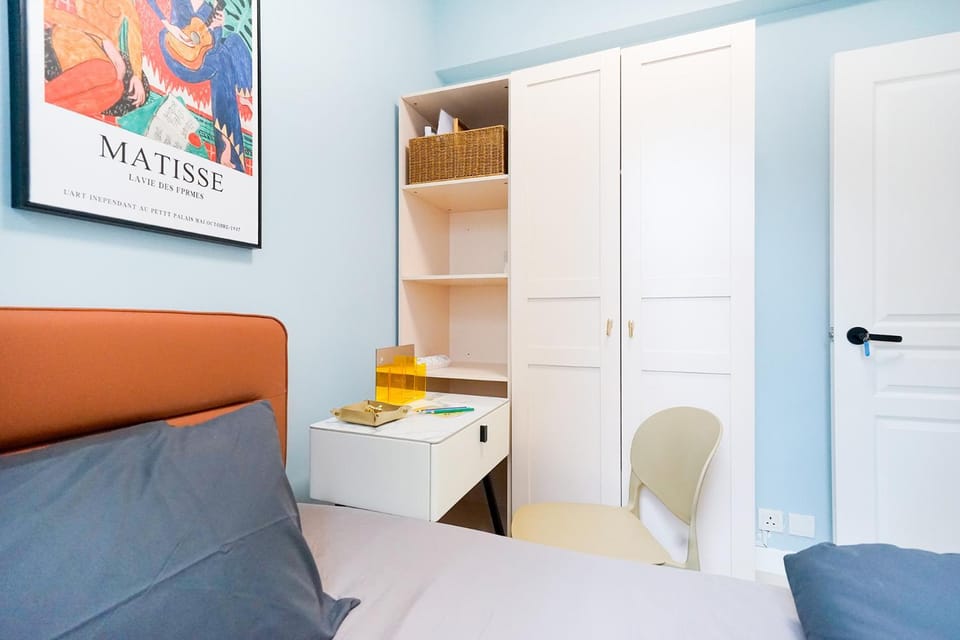 Bed, Photo of the whole room, Seating area, Bedroom, wardrobe