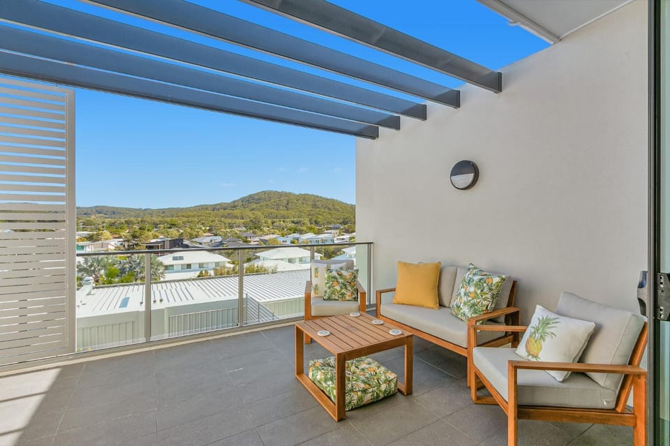 Patio, View (from property/room), Balcony/Terrace, Seating area, Mountain view