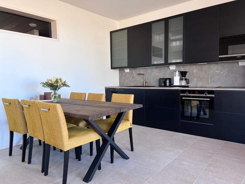 Kitchen or kitchenette, Dining area