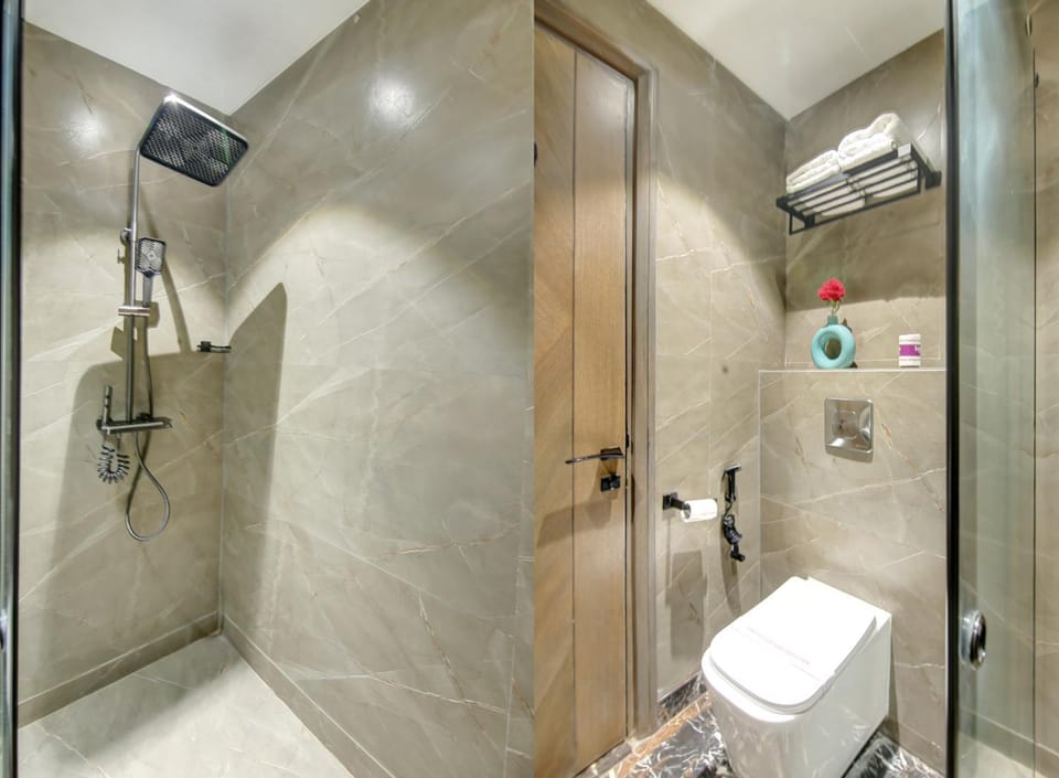 Shower, Toilet, Bathroom, towels