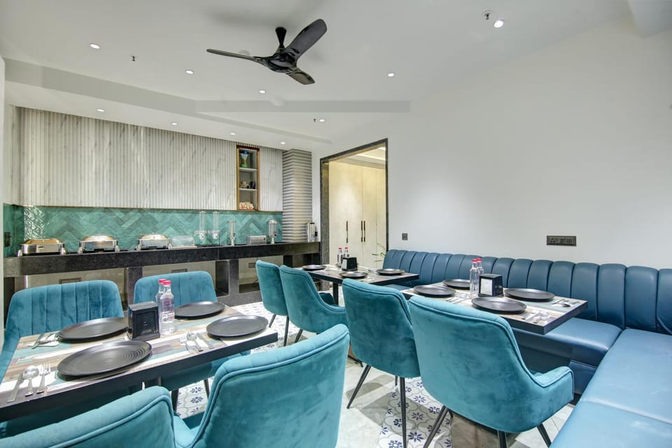Restaurant/places to eat, Seating area, Dining area
