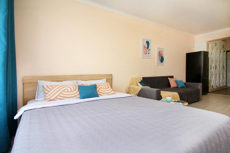 Bed, Living room, Photo of the whole room, Seating area, Bedroom