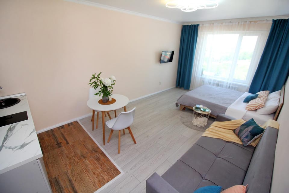 Bed, TV and multimedia, Living room, Photo of the whole room, Seating area, Bedroom