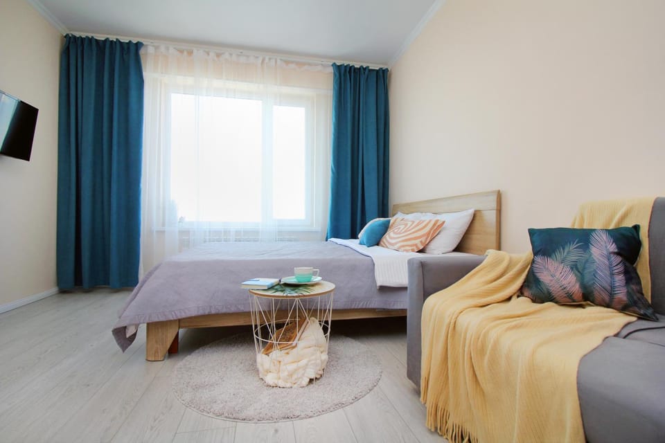 Bed, TV and multimedia, Living room, Photo of the whole room, Seating area, Bedroom