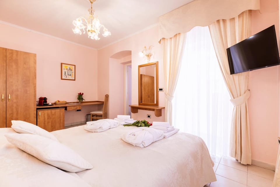 Bed, TV and multimedia, Photo of the whole room, Bedroom, towels