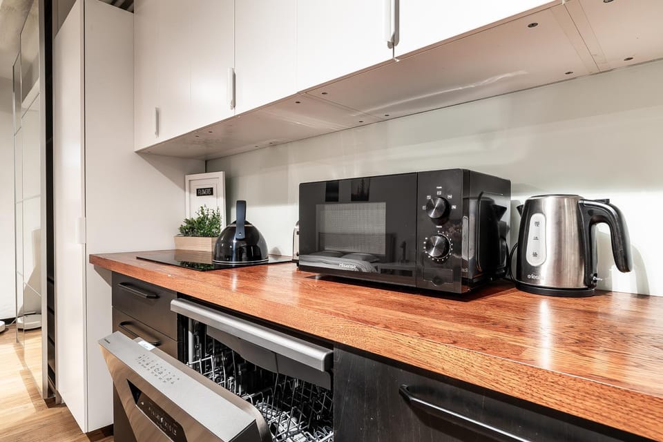 Coffee/tea facilities, Kitchen or kitchenette, dishwasher, stove, toaster