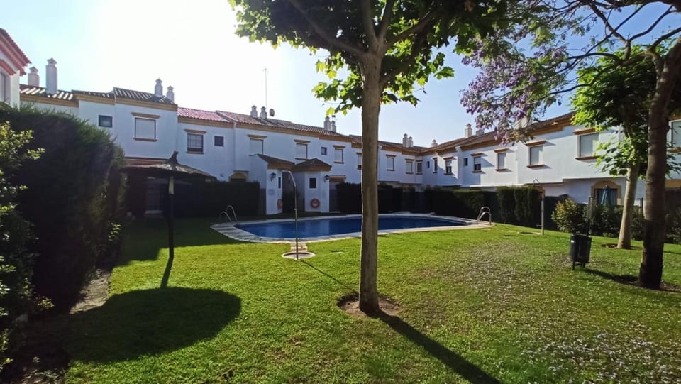 Property building, Day, Garden, Garden view, Swimming pool