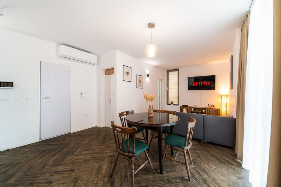 TV and multimedia, Living room, Dining area