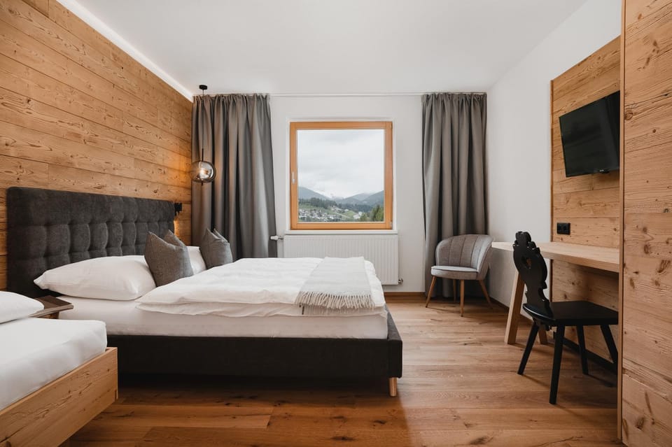 Bed, TV and multimedia, Photo of the whole room, Bedroom, Garden view, Mountain view