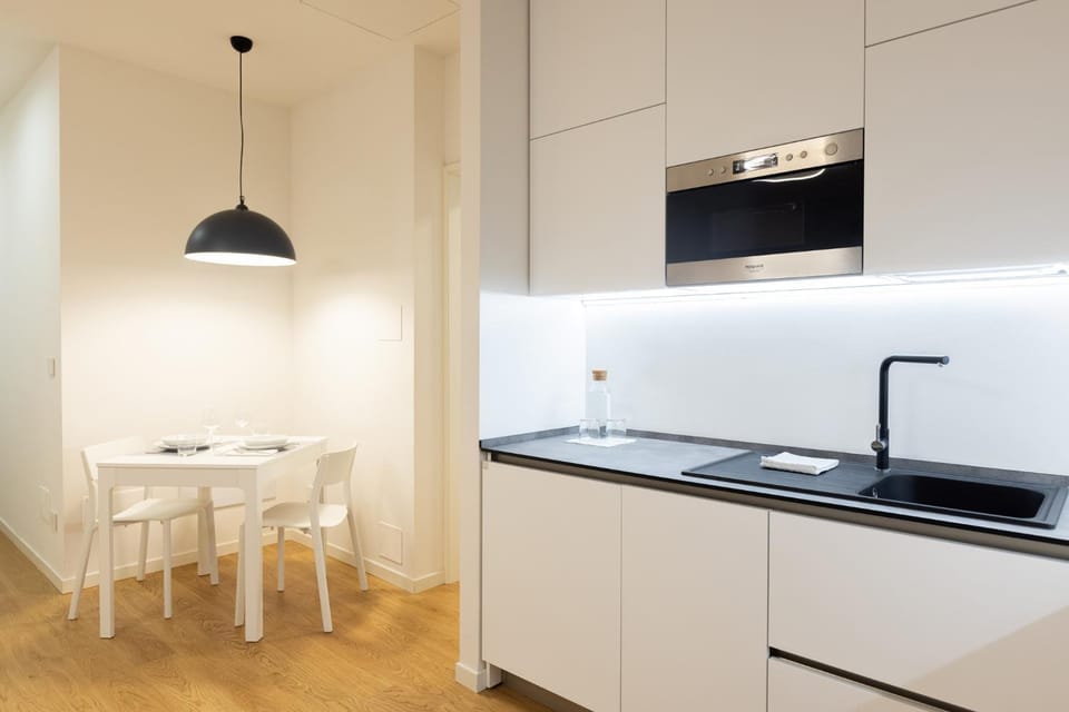 Kitchen or kitchenette, Dining area, minibar, stove