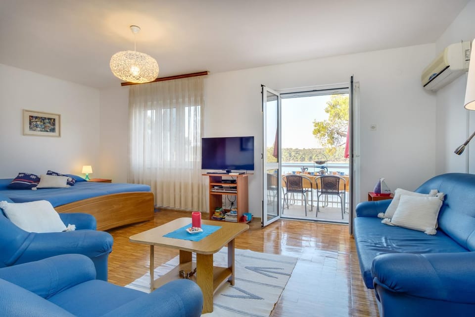 TV and multimedia, Living room, Photo of the whole room, Seating area, Bedroom, air conditioner