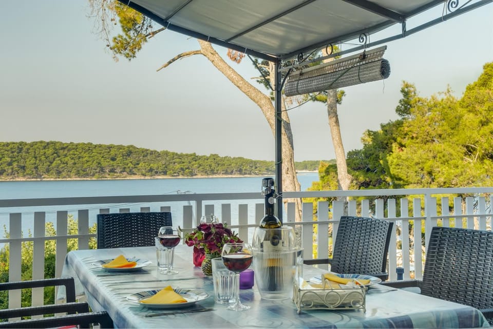 Day, Natural landscape, View (from property/room), Balcony/Terrace, Food and drinks, Dining area, Food, Sea view
