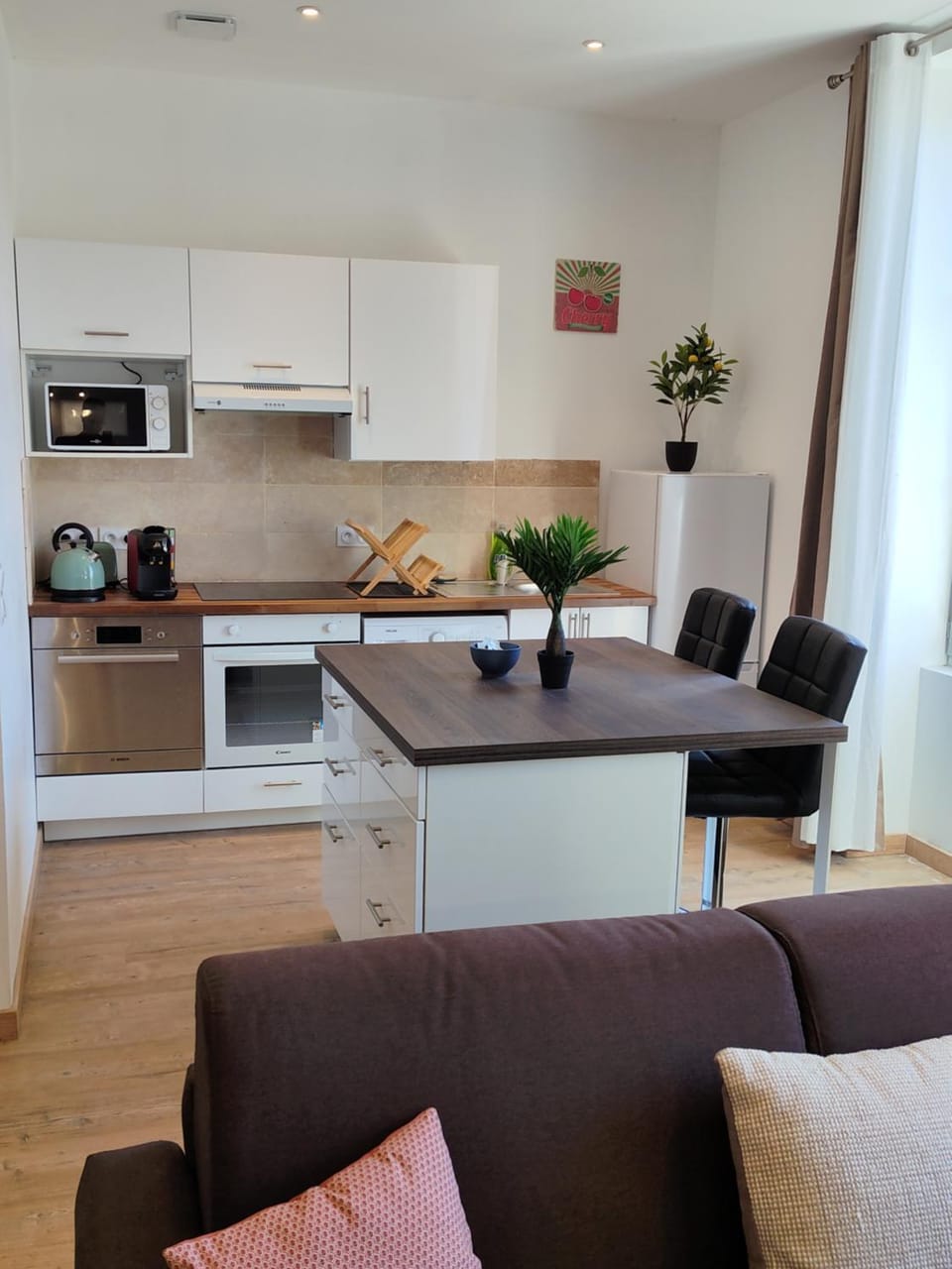 Kitchen or kitchenette, Dining area
