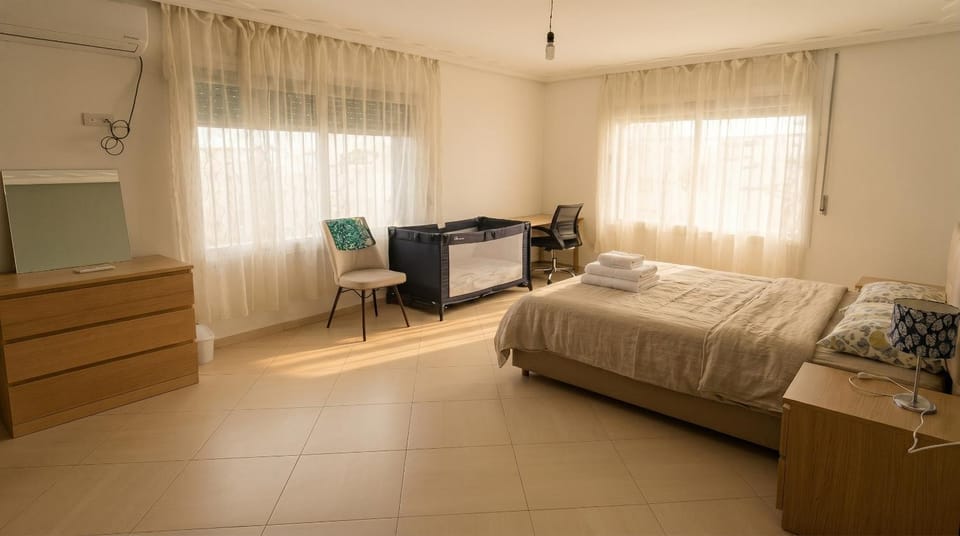 Photo of the whole room, Bedroom