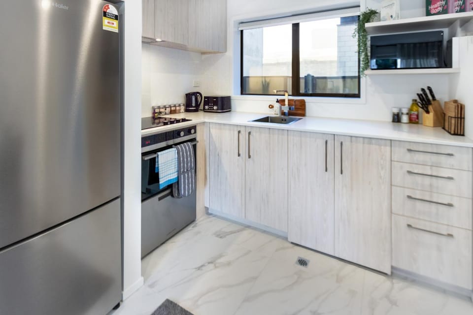 Coffee/tea facilities, Kitchen or kitchenette, Decorative detail, dishwasher, microwave, minibar, oven, pet friendly, stove, toaster