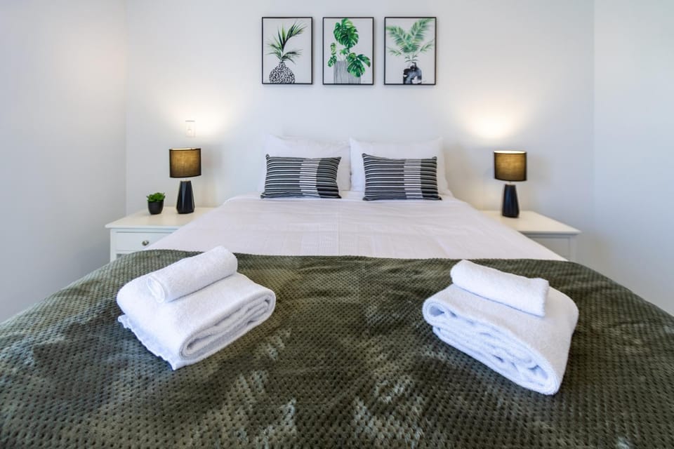 Bed, Photo of the whole room, Decorative detail, Bedroom, towels