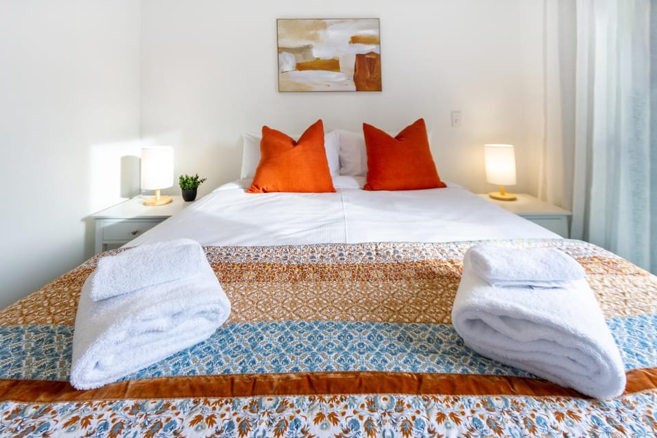 Bed, Photo of the whole room, Decorative detail, Bedroom, towels