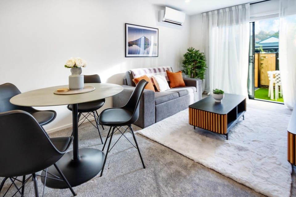 Garden, TV and multimedia, Living room, Decorative detail, Seating area, Dining area, Garden view, air conditioner