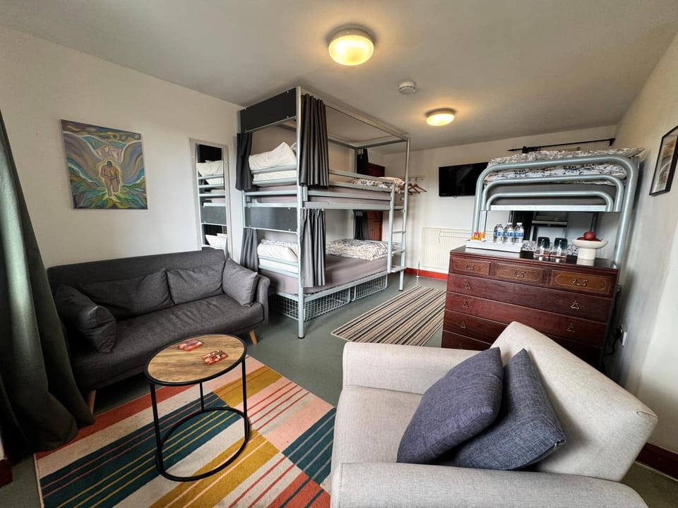 Seating area, bunk bed