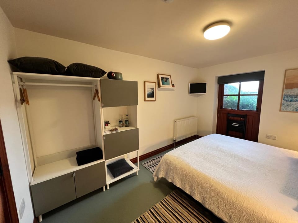 Bed, TV and multimedia, Photo of the whole room, Bedroom, hair dresser, wardrobe