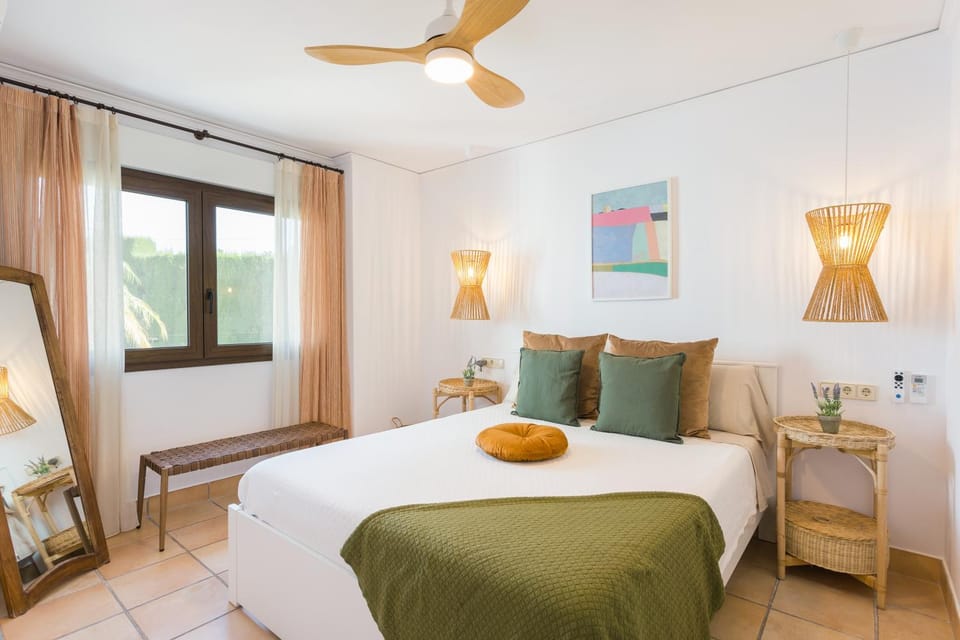 Bed, Photo of the whole room, Bedroom