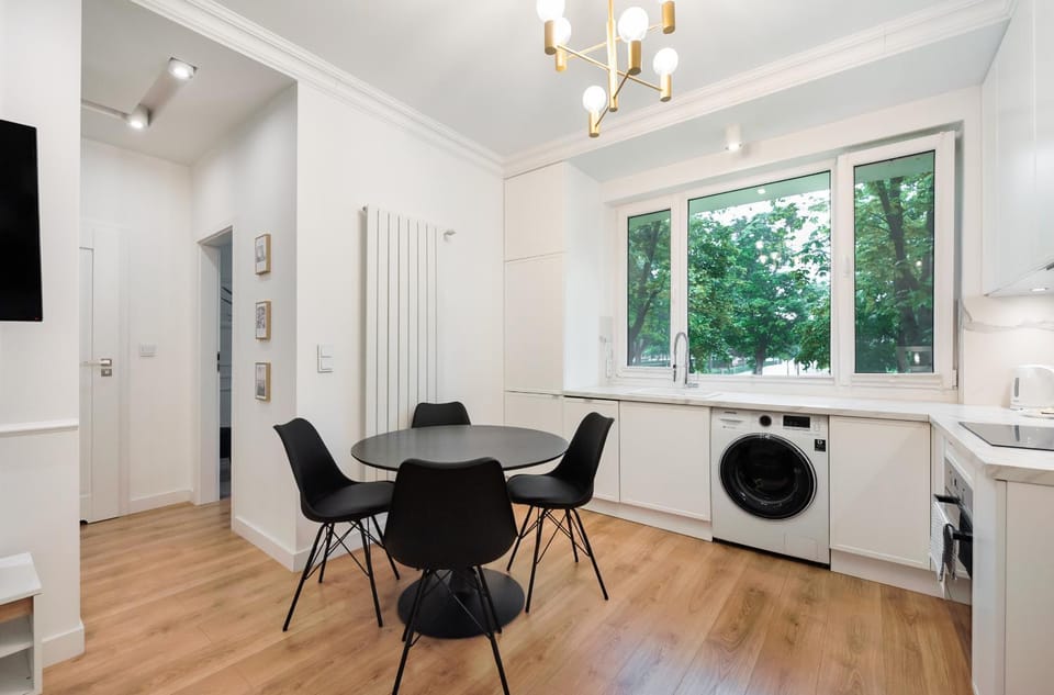 TV and multimedia, Kitchen or kitchenette, Living room, Seating area, Dining area