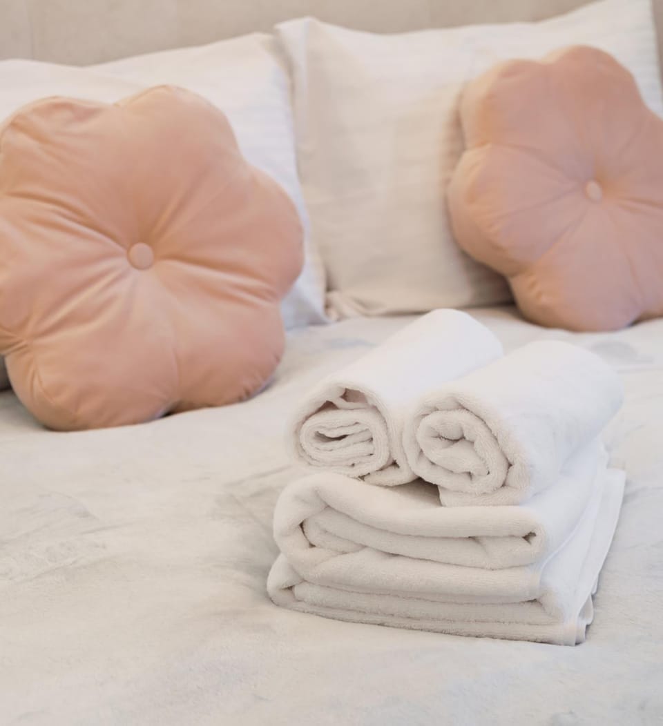 Bed, Photo of the whole room, Bedroom, towels